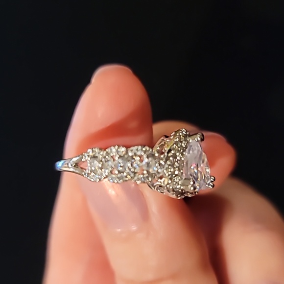 💍 Engagement Style Heart Solitaire Ring - Picture 5 of 6